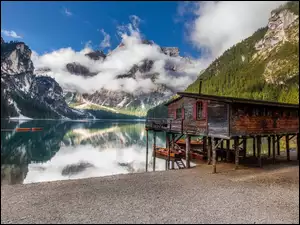 Łódki zacumowane na jeziorze Pragser Wildsee