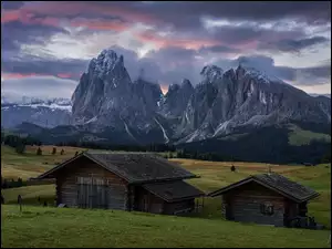 Seiser Alm, Val Gardena, Domki, Drzewa, Góry Sassolungo, Chmury, Dolina, Dolomity, Drewniane, Płaskowyż, Włochy