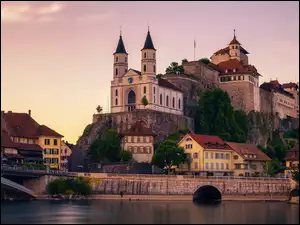 Zamek Aarburg nad rzeką Aare