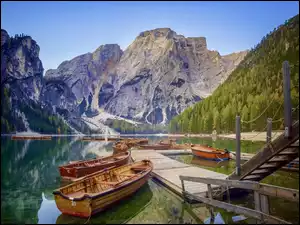 Łodzie przy pomoście na jeziorze Pragser Wildsee w Dolomitach