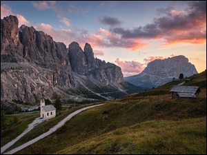 Drzewa, Kapliczka, Przełęcz, Szopa, Dolomity, Gardena Pass, Ścieżki, Góry, Chmury, Las, Włochy