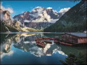Włochy, Alpy, Łódki, Pragser Wildsee, Drzewa, Dolomity, Dom, Góry, Jezioro