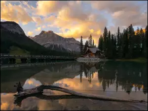Kanada, Drzewa, Chmury, Góry, Jezioro, Park Narodowy Yoho, Dom, Emerald Lake, Most, Odbicie