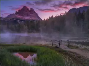Trawa, Antorno Lake, Drzewa, Włochy, Mgła, Jezioro, Góry, Tre Cime di Lavaredo, Mostek, Dolomity, Masyw, Prowincja Belluno