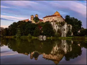 Polska, Klasztor, Kraków, Drzewa, Tyniec, Opactwo Benedyktynów, Wzgórze Klasztorne, Kościół, Rzeka Wisła