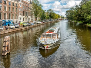 Autobus wodny na kanale w Amsterdamie