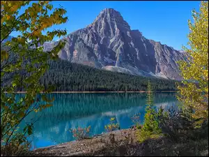Góra Mount Chephren i jezioro Waterfowl Lake