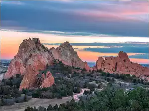 Garden of the Gods, Zachód słońca, Formacje skalne, Kolorado, Drzewa, Park, Stany Zjednoczone, Skały