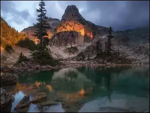 Jezioro, Góry, Drzewa, Kanada, Watersprite Lake, Kamienie