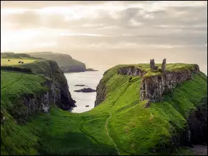 Kolumny bazaltowe na wybrzeżu w Irlandii Północnej