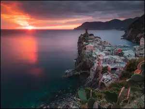 Domy, Włochy, Wybrzeże, Zachód słońca, Liguria, Morze, Chmury, Vernazza