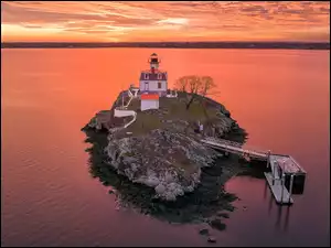 Latarnia morska Pomham Rocks Light na skałach w zatoce Narragansett