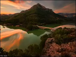 Most nad zalewem w hiszpańskiej gminie Senja