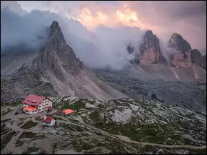 Tre Cime di Lavaredo, Góry, Schronisko Auronzo, Włochy, Dolomity, Chmury
