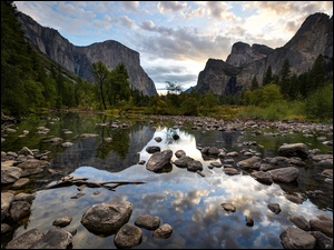 Kamienie w rzece Merced River na tle gór Sierra Nevada w Kalifornii