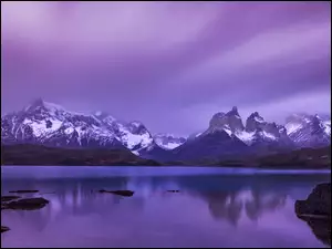 Jezioro Pehoe i góry Cordillera del Paine w Patagonii