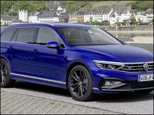 Granatowy Volkswagen Passat