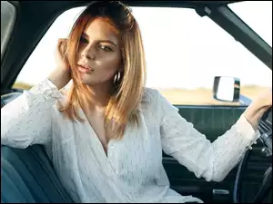 Blondynka w wnętrzu samochodu