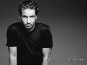 David Duchovny, czarny t-shirt