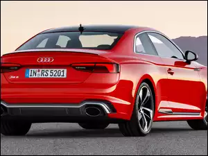 Czerwone Samochód Audi RS5 tyłem