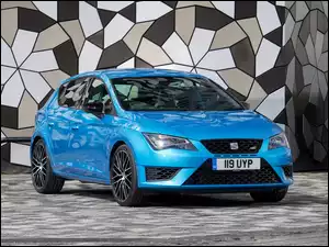 Niebieski samochód marki Seat Leon