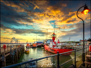 Statki na przystani Halfpenny Pier w Harwich