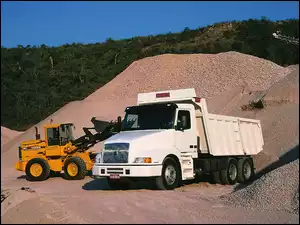 Biała Wywrotka Volvo