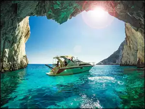 Widok z jaskini na grecką wyspę Zakynthos  i łódkę