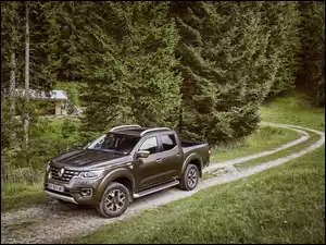 Samochód Renault Alaskan z roku 2017 na leśnej drodze