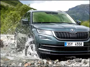 Skoda Kodiaq w rozbryzgującej wodzie