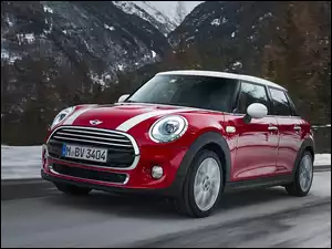 Czerwony Mini Cooper na górskiej drodze