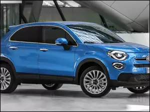 Fiat 500x niebieski stoi pod zadaszeniem