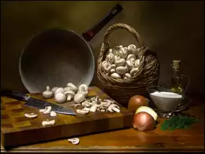 Pieczarki w koszu i na desce