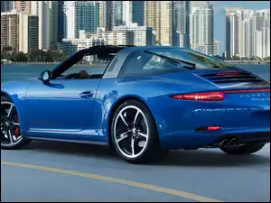 Niebieskie Porsche 911 Targa