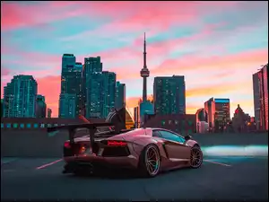 Lamborghini Aventador wśród wieżowców