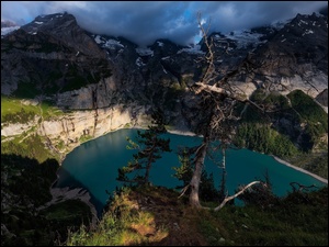 Zachmurzone niebo nad alpejskim jeziorem