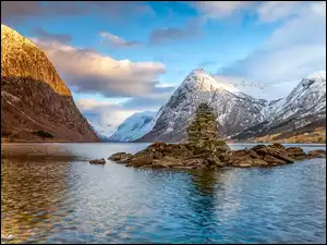 Jezioro Kjosnesfjorden, Chmury, Góry, Norwegia, Kamienie