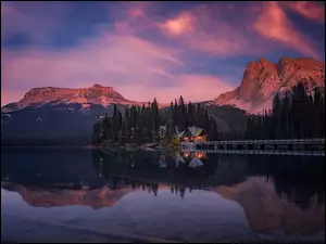 Lodge nad jeziorem Emerald Lake w Parku Narodowym Yoho