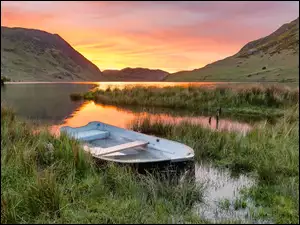 Łódka w szuwarach na brzegu jeziora Crummock pod kolorowym niebem