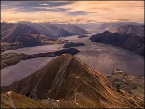 Widok z góry Roys Peak na Jezioro Wanaka