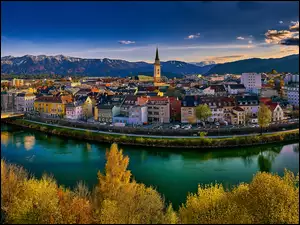 Wieczór, Most, Drzewa, Rzeka Drawa, Miasto, Austria, Góry, Villach, Dolina Drawy, Domy