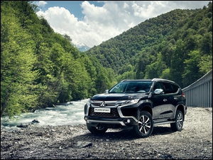 Samochód Mitsubishi Pajero zaparkowany obok rzeki