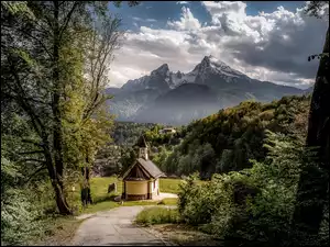 Niemcy, Chmury, Berchtesgaden, Domy, Drzewa, Góry Alpy, Kapliczka, Lasy, Kirchleitn Kapelle, Bawaria