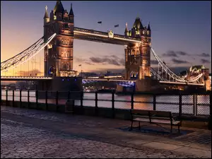 Widok na londyński most nad Tamizą Tower Bridge
