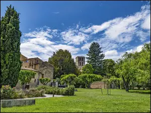 Widok na ogród Couvent des Cordeliers w Forcalquier