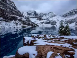 Drzewa, Zima, Chmury, Kamienie, Kolumbia Brytyjska, Lake McArthur, Śnieg, Góry, Park Narodowy Yoho, Odbicie, Kanada, Jezioro, Canadian Rockies
