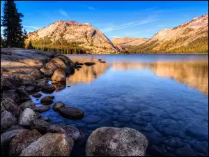 Kamienisty brzeg jeziora Tenaya z widokiem na góry w Parku Narodowym Yosemite