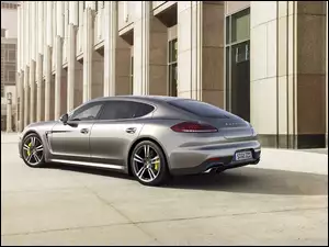 Samochód Porsche Panamera turbo s na tle budynku