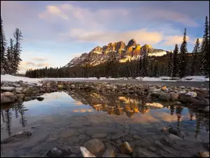 Alberta, Las, Chmury, Bow River, Rzeka, Zima, Canadian Rockies, Góra, Góry, Kamienie, Castle Mountain, Park Narodowy Banff, Kanada, Drzewa