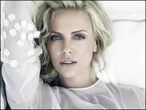 Aktorka Charlize Theron w białej bluzce